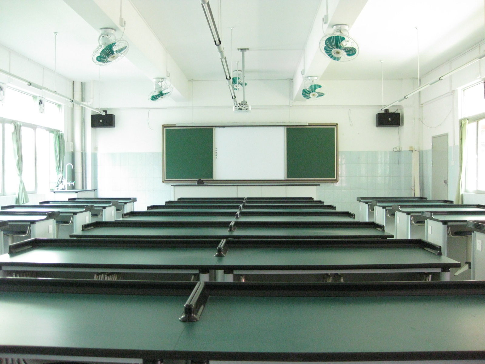 廣州十六中學(xué)-物理實驗室