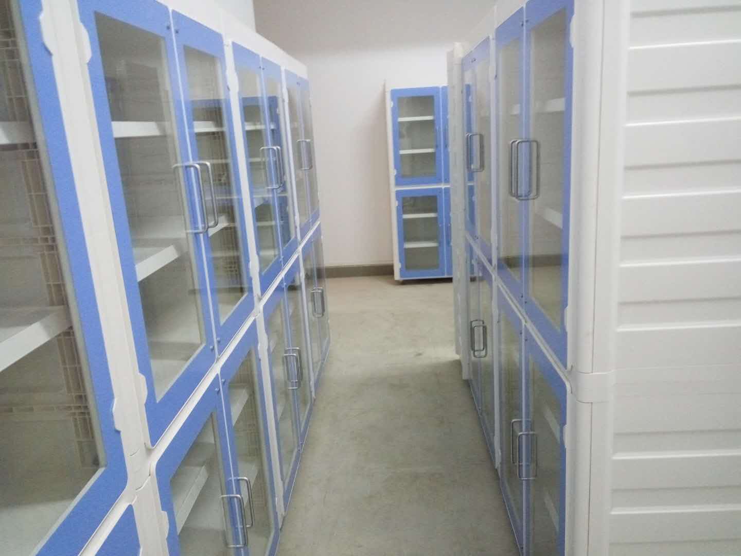 廣州市第四中學(xué)初中部-化學(xué)儀器室儀器櫃